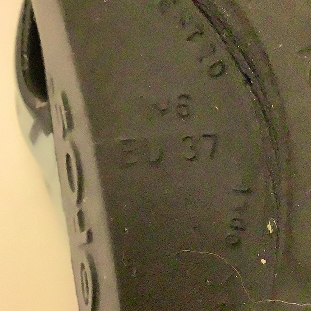 OOFOS Black and Gray Thong Flip Flops, Heavily Worn Preppy Beach Slippers Shower - Picture 4 of 8
